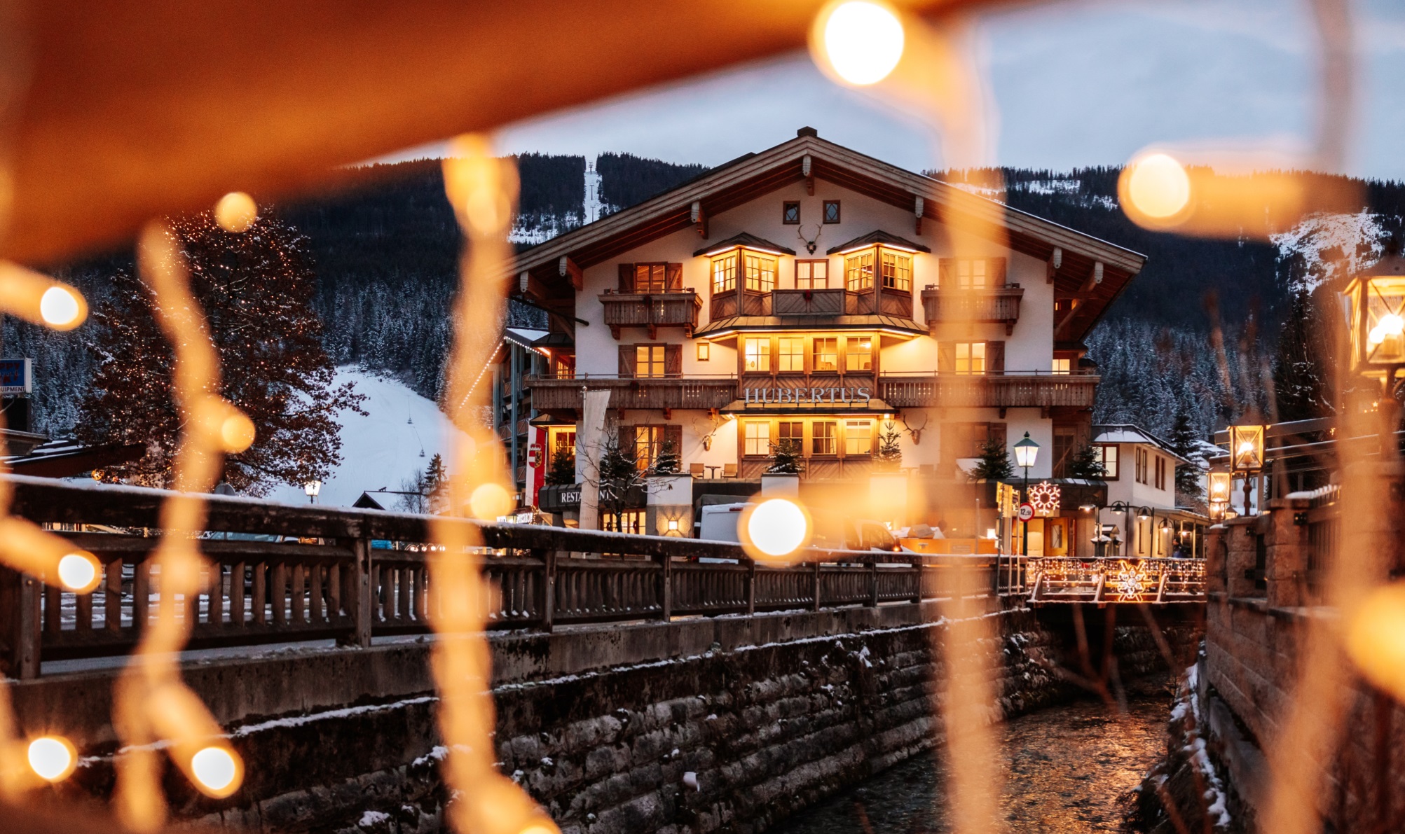 Hotel Hubertus winterlich beleuchtet 