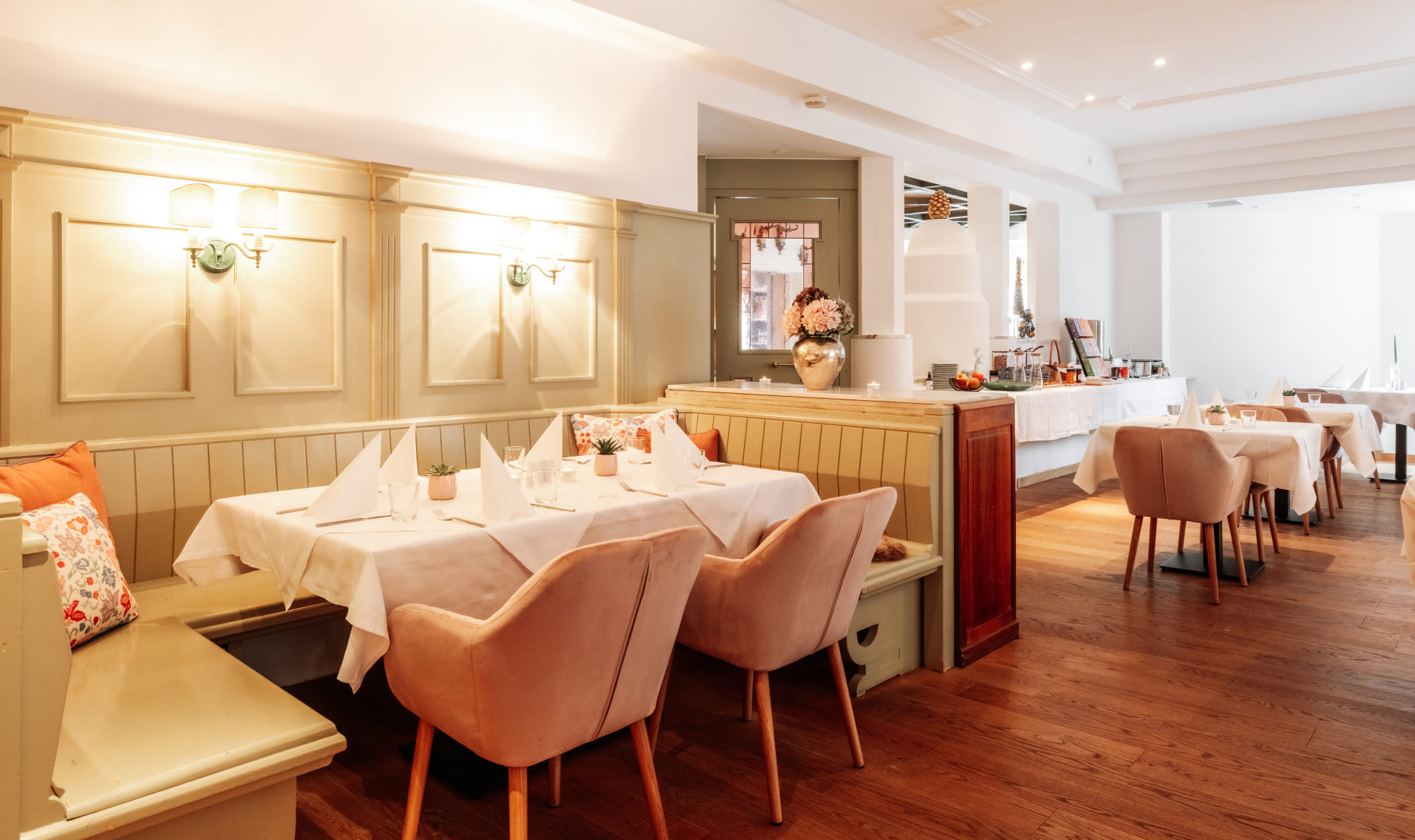 Stilvoll eingerichtetes Restaurant im Boutiquehotel Hubertus mit eleganten cremefarbenen Wänden, weichen rosa Stühlen