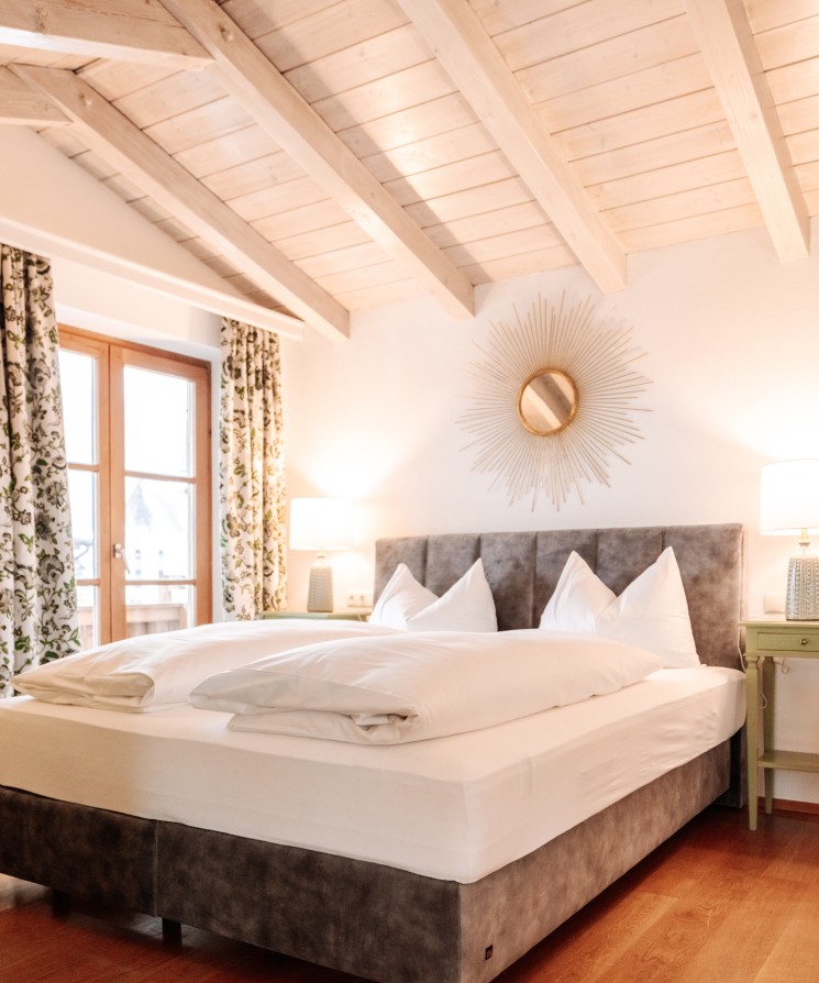 Komfortables Bett im Boutiquehotel Hubertus, perfekt für erholsamen Schlaf